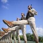 　抗日戦争勝利８０周年記念の軍事パレードに向けて訓練を行う中国軍兵士ら＝２０日、北京（共同）