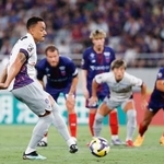 　ＦＣ東京-京都　前半、先制ＰＫを決める京都・ラファエルエリアス＝味スタ