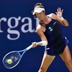 　女子シングルス１回戦でプレーする柴原瑛菜＝ニューヨーク（共同）