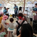 　パビリオン「いのちの遊び場　クラゲ館」で、楽器演奏と絵本の読み聞かせを楽しむ子どもたち＝７月、大阪市此花区の夢洲
