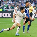 　ハンブルガーＳＶ戦で攻め込むボルシアＭＧの町野（左）＝メンヘングラッドバッハ（共同）