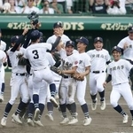 　第１０７回全国高校野球選手権大会決勝で日大三を破り、初優勝を果たして喜ぶ沖縄尚学ナイン＝２３日、甲子園球場