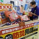 　家電量販店に設置された防災用品コーナー＝昨年８月、鹿児島県志布志市