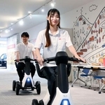 　ダイハツ工業が発売した電動の１人用乗り物「ｅ-ＳＮＥＡＫＥＲ」＝２５日午前、大阪府池田市
