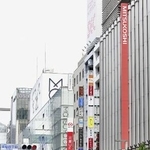 　百貨店が並ぶ東京・銀座＝２０２１年