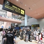 　お盆休みで混雑する関西空港＝１６日