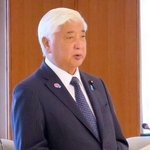 　官民合同推進委員会の会合であいさつする中谷防衛相＝２５日午後、防衛省