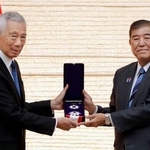 　勲章伝達式でシンガポール前首相のリー・シェンロン上級相（左）と写真に納まる石破首相＝２５日午後、首相官邸