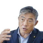 　千葉県木更津市の渡辺芳邦市長＝２０２３年