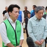　鹿児島霧島市で取材に応じる小泉農相。右は自民党の森山幹事長＝２５日午後