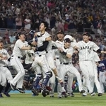 　第５回ＷＢＣで優勝し喜ぶ日本ナイン。中央は大谷＝２０２３年３月、マイアミ（共同）