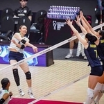 　ウクライナ戦でスパイクを放つ石川＝バンコク（Ｖｏｌｌｅｙｂａｌｌ　Ｗｏｒｌｄ提供）