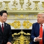 　ホワイトハウスで会談するトランプ米大統領と韓国の李在明大統領＝２５日、ワシントン（ＡＰ＝共同）