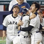 　２０２３年３月、ＷＢＣ決勝で米国を破って優勝を果たし、大喜びの大谷翔平（手前右）と山本由伸（左）ら＝マイアミ（共同）