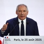 　記者会見するフランスのバイル首相＝２５日、パリ（ロイター＝共同）