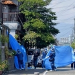 　「包丁で切られた」と通報があった兵庫県西宮市の住宅付近を調べる兵庫県警の捜査員＝２６日午後０時３２分