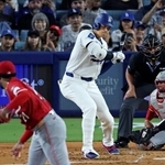 　レッズ戦の３回、四球を選ぶドジャース・大谷。投手グリーン＝ロサンゼルス（共同）
