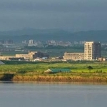 　「中朝鴨緑江大橋」の北朝鮮側で進む税関施設とみられる建築物の建設工事＝２５日、中国遼寧省丹東から撮影（共同）
