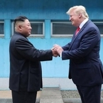 　板門店で対面し、握手する北朝鮮の金正恩朝鮮労働党委員長（左）とトランプ米大統領＝２０１９年６月３０日（朝鮮中央通信＝共同）