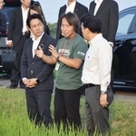 　「乾田直播」の説明を受ける小泉農相（左）＝７月、埼玉県杉戸町