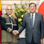 　東ティモールのラモスホルタ大統領（左）との会談を前に握手する石破首相＝２６日午前、首相官邸