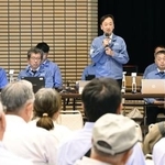 　泊原発の再稼働に向けた安全対策について、住民に説明する北海道電力の担当者＝２６日午後、北海道泊村