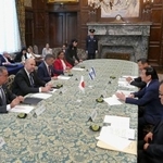 　イスラエルのオハナ国会議長（左から２人目）と面会する関口昌一参院議長（右から２人目）＝２６日午後、国会