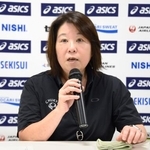 　日本陸連の取り組みについて説明する來田享子常務理事＝２６日、東京都新宿区