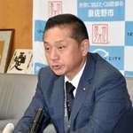 　相談窓口の設置について説明する、大阪府泉佐野市の千代松大耕市長＝２６日午後、市役所