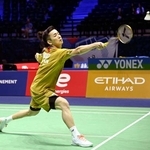　男子シングルス１回戦　台湾選手と対戦する西本拳太＝パリ（共同）