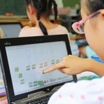 　算数の授業でタブレット端末を操作する児童（イメージ）