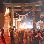 　山梨県富士吉田市の伝統行事「吉田の火祭り」で並ぶたいまつ＝２６日夜