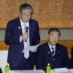 　自民党の両院議員懇談会であいさつする森山幹事長。右は総裁の石破首相＝７月、東京・永田町の党本部