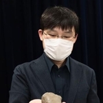　新属新種のセミクジラの一種と判明したクジラの化石を手にする札幌市博物館活動センターの田中嘉寛学芸員＝２６日午後、札幌市役所