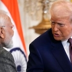 　インドのモディ首相（左）と話すトランプ米大統領＝２月１３日、米ワシントン（ＡＰ＝共同）