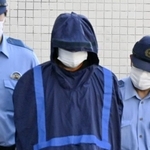 　送検のため宇都宮南署を出る古口大輔容疑者＝１５日