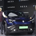 　ＥＶ「ｅビターラ」を発表するスズキの鈴木俊宏社長（左）＝１月、ニューデリー