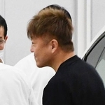 　公選法違反の疑いで逮捕され警視庁赤坂署に入る李昌範容疑者＝２６日午後８時２０分