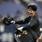 　１２回、サヨナラ打を放ち喜ぶオリックス・太田＝京セラドーム