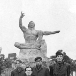 　長崎市の平和祈念像の前で写真に納まる吉田広一さん（右端）（浅田二郎氏提供、吉田広一先生顕彰碑建立記念誌から）