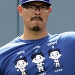 　大谷、山本、佐々木「日本人トリオ」のＴシャツを着て練習するドジャースのバンダ＝３月、ロサンゼルス