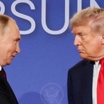 　ロシアのプーチン大統領（左）とトランプ米大統領＝１５日、米アラスカ州（ロイター＝共同）