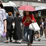 　猛暑の中、東京・銀座を歩く人たち＝２７日午前１１時半ごろ