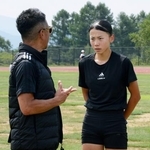 　監督から指導を受ける陸上女子８００メートルの久保凜＝長野県の菅平高原
