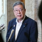 　石井章参院議員の事務所などが家宅捜索されたことを受け、取材に応じる日本維新の会の中司幹事長＝２７日午後、国会