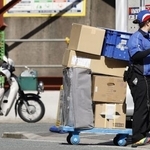 　トラックから降ろされた荷物＝２０２４年４月、福岡市