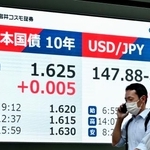 　日本国債の利回りを示すモニター。一時１・６３０％を付けた＝２７日午後、東京都中央区