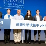 　「避難生活支援ネットワーク」の設立発表会で記念撮影をする参加団体の関係者たち＝２７日午前、東京都内