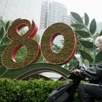 　北京市内に設けられた抗日戦争勝利８０年を記念する飾り付け＝２７日（共同）