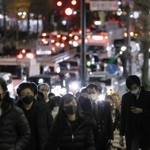 　マスク姿で行き交う人たち＝２０２２年１月、東京・新宿